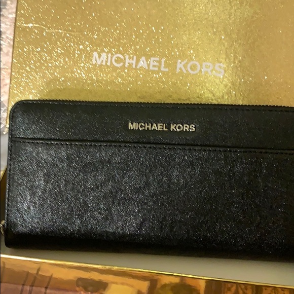 Michael Kors Handbags - Women’s wallet mk